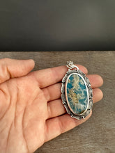 Load image into Gallery viewer, Feather ridge plume agate doublet pendant