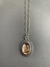 Load image into Gallery viewer, Included quartz