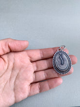 Load image into Gallery viewer, Crazy lace agate medallion