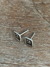 Load image into Gallery viewer, Tiny hearts stud earrings
