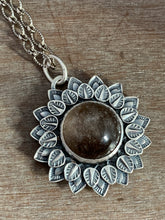 Load image into Gallery viewer, Included quartz medallion