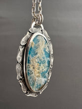 Load image into Gallery viewer, Feather ridge plume agate doublet pendant