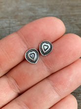 Load image into Gallery viewer, Concentric hearts stud earrings