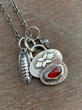 Load image into Gallery viewer, Garnet flowers and pods charm set