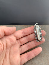 Load image into Gallery viewer, Quartz crystal pendant