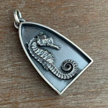 Load image into Gallery viewer, Beach gatherer