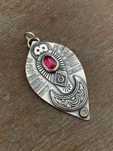 Load image into Gallery viewer, Owl pendant - rhodolite garnet and labradorite
