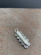 Load image into Gallery viewer, Quartz crystal pendant