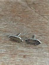 Load image into Gallery viewer, Feather stud earrings