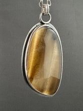 Load image into Gallery viewer, glowing agate pendant