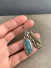 Load image into Gallery viewer, Green kyanite with bird charm set