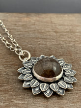 Load image into Gallery viewer, Included quartz medallion