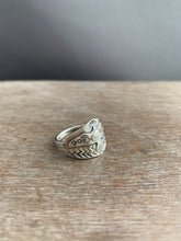 Load image into Gallery viewer, Medium size 8 bird shield ring