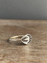 Load image into Gallery viewer, Feather ring