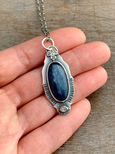 Load image into Gallery viewer, Blue kyanite pendent