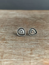 Load image into Gallery viewer, Concentric hearts stud earrings