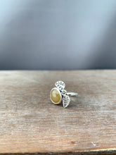 Load image into Gallery viewer, Yellow sapphire with leaf accents size 8