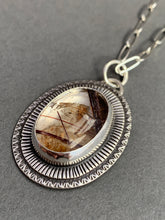 Load image into Gallery viewer, Included quartz