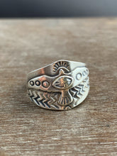 Load image into Gallery viewer, Medium size 8 bird shield ring