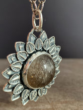 Load image into Gallery viewer, Included quartz medallion