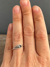 Load image into Gallery viewer, Feather ring