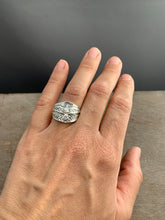 Load image into Gallery viewer, Medium size 8 bird shield ring
