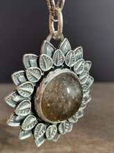 Load image into Gallery viewer, Included quartz medallion