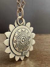 Load image into Gallery viewer, Included quartz medallion
