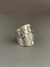 Load image into Gallery viewer, Large size 8 winged moon shield ring