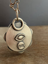 Load image into Gallery viewer, Eye agate medallion