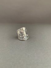 Load image into Gallery viewer, Large size 8 moon and leaves shield ring