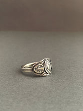 Load image into Gallery viewer, Small size 7 Eye and feather ring