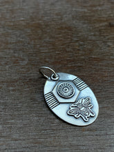 Load image into Gallery viewer, Bee Medium Oval Charm