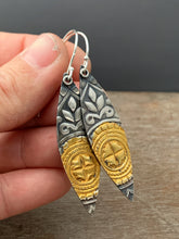 Load image into Gallery viewer, Keum Boo Floral Pattern Earrings