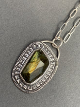 Load image into Gallery viewer, Labradorite pendant