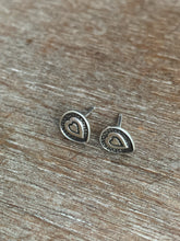 Load image into Gallery viewer, Concentric hearts stud earrings