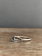 Load image into Gallery viewer, Feather ring