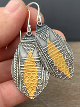 Load image into Gallery viewer, Keum Boo Triangle Pattern Earrings