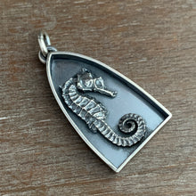 Load image into Gallery viewer, Beach gatherer