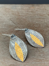 Load image into Gallery viewer, Keum Boo Triangle Pattern Earrings
