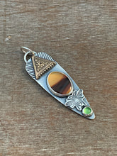 Load image into Gallery viewer, Small Montana Agate bee pendant