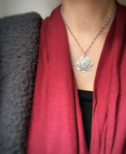 Load image into Gallery viewer, Eye agate medallion