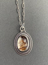 Load image into Gallery viewer, Included quartz