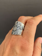 Load image into Gallery viewer, Large size 8 winged moon shield ring