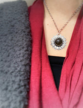 Load image into Gallery viewer, Included quartz medallion