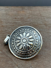 Load image into Gallery viewer, Included quartz double sided medallion