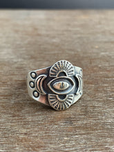 Load image into Gallery viewer, Medium size 7 eye sacred symbol shield ring