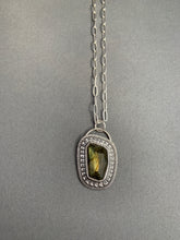 Load image into Gallery viewer, Labradorite pendant