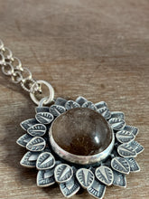 Load image into Gallery viewer, Included quartz medallion