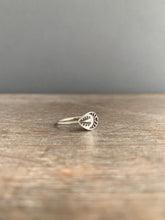 Load image into Gallery viewer, Feather ring